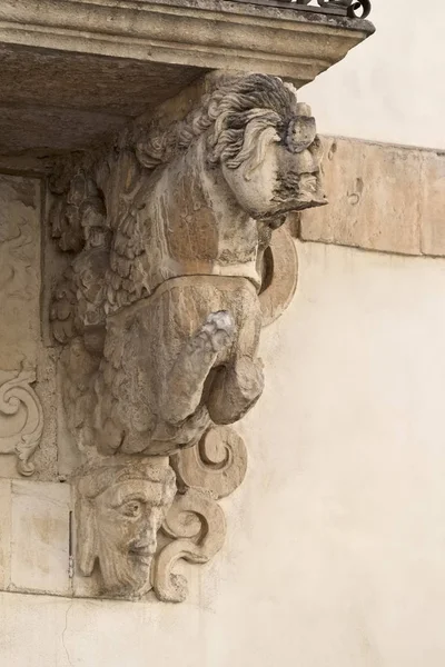 Italia, Sicilia, Scicli (provincia de Ragusa), la fachada barroca del palacio de Fava de la Unesco, estatuas ornamentales del balcón (siglo XVIII a.C. .) —  Fotos de Stock