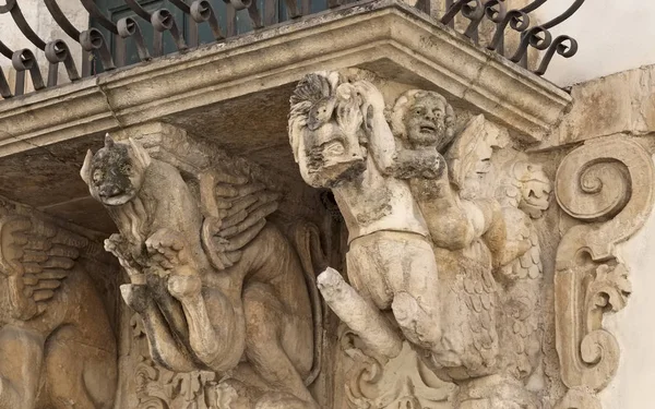 Włochy, Sycylia, Scicli (Prowincja Ragusa), Unesco barokowym Fava pałacową fasadą, balkon ozdobnych rzeźb (XVIII wieku przem.) — Zdjęcie stockowe