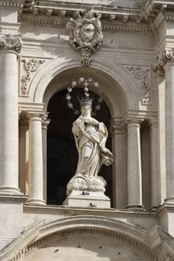 İtalya, Sicilya, Scicli (Ragusa eyaletinde), St. Bartolomeo kilise Barok Cephesi (1500 a.C.)