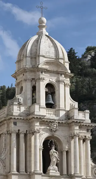 Italien, Sicilien, Scicli (Ragusaprovinsen), St. Bartolomeo kyrkans barockfasad och klocktorn (1500 a.C.. — Stockfoto