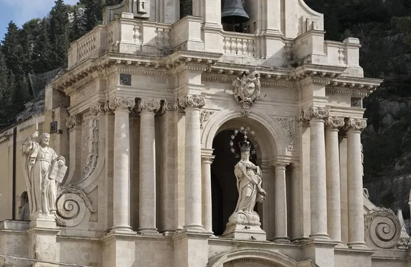 Italien, Sicilien, Scicli (Ragusaprovinsen), St. Bartolomeo kyrkans barockfasad och klocktorn (1500 a.C. — Stockfoto