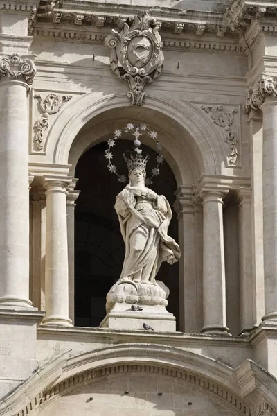 İtalya, Sicilya, Scicli (Ragusa eyaletinde), St. Bartolomeo kilise Barok Cephesi (1500 a.C.)