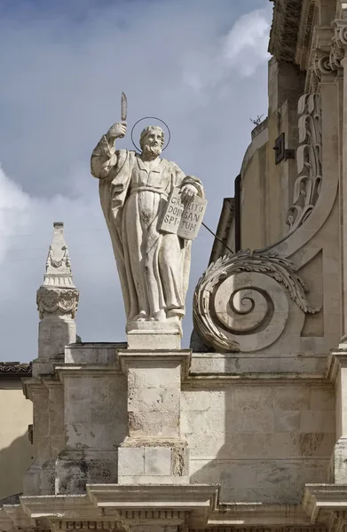 Italy, Sicily, Scicli (Ragusa Province), St. Bartolomeo church baroque facade, statue (1500 a.C.) — Stock Photo, Image