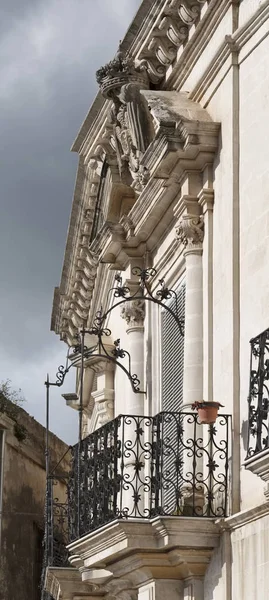 Italy, Sicily, Scicli (Ragusa province), the Baroque Penna Musso Iacono Palace facade and balconies (XIX century) — Stock Photo, Image