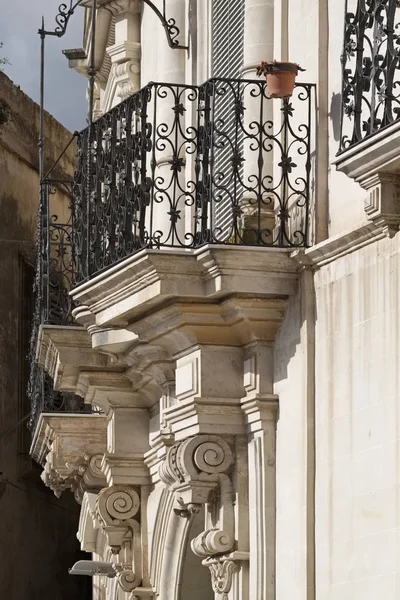 Italia, Sicilia, Scicli (provincia de Ragusa), la fachada barroca del Palacio de Penna Musso Iacono y balcones (siglo XIX) ) —  Fotos de Stock