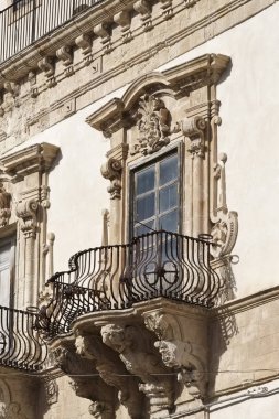 İtalya, Sicilya, Scicli (Ragusa eyaletinde), Barok Beneventano Palace cephesi ile balkon süs heykeller (18. yüzyıl a.C.)