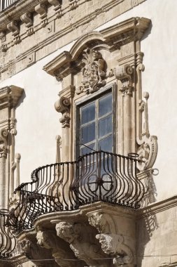 İtalya, Sicilya, Scicli (Ragusa eyaletinde), Barok Beneventano Palace cephesi ile balkon süs heykeller (18. yüzyıl a.C.)