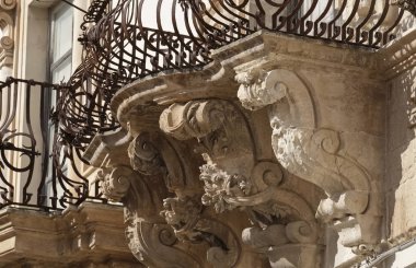 İtalya, Sicilya, Scicli (Ragusa eyaletinde), Barok Beneventano Palace cephesi ile balkon süs heykeller (18. yüzyıl a.C.)