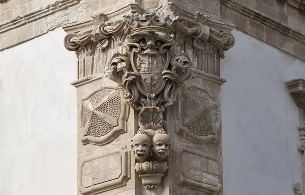 Италия, Сицилия, Шикли (провинция Рагуза), фасад дворца в стиле барокко Беневентано с декоративными статуями (XVIII век до н.э..) — стоковое фото