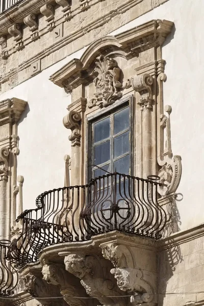 Italy, Sicily, Scicli (Ragusa province), the Baroque Beneventano Palace facade with balconies ornamental statues (18th Century a.C.) — Stock Photo, Image