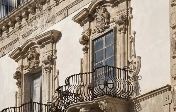 Italy, Sicily, Scicli (Ragusa province), the Baroque Beneventano Palace facade with balconies ornamental statues (18th Century a.C.) — Stock Photo, Image