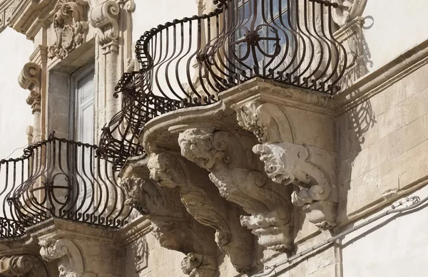 Włochy, Sycylia, Scicli (Prowincja Ragusa), barokowy pałac Beneventano elewacji z balkonem ozdobnych rzeźb (XVIII wieku przem.) — Zdjęcie stockowe