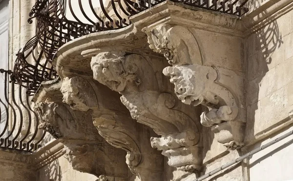 Italien, sizilien, scicli (ragusa provinz), barocke fassade des palastes beneventano mit balkonen ornamentale statuen (18. jahrhundert n. Chr.).) — Stockfoto