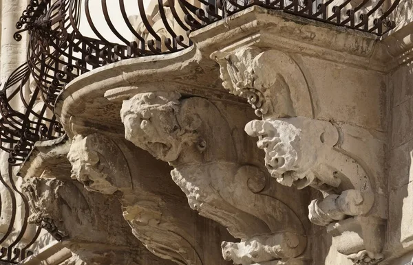イタリア、シチリア島、シクリ (ラグーザ県)、バルコニー装飾的な彫像 (18 世紀交流とバロック様式の Beneventano 宮殿のファサード.) — ストック写真