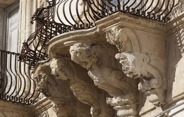 İtalya, Sicilya, Scicli (Ragusa eyaletinde), Barok Beneventano Palace cephesi ile balkon süs heykeller (18. yüzyıl a.C.) — Stok fotoğraf