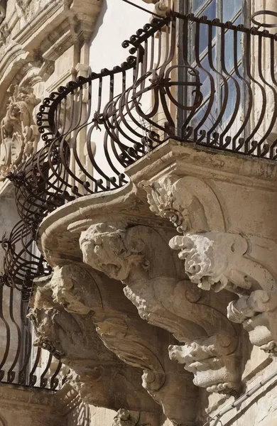 Italia, Sicilia, Scicli (provincia de Ragusa), la fachada barroca del palacio de Beneventano, balcones estatuas ornamentales (siglo XVIII a.C. .) — Foto de Stock