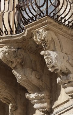 İtalya, Sicilya, Scicli (Ragusa eyaletinde), Barok Beneventano Palace cephe balkon süs heykeller (18. yüzyıl a.C.)
