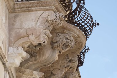 İtalya, Sicilya, Scicli (Ragusa eyaletinde), Barok Beneventano Palace cephe balkon süs heykeller (18. yüzyıl a.C.)