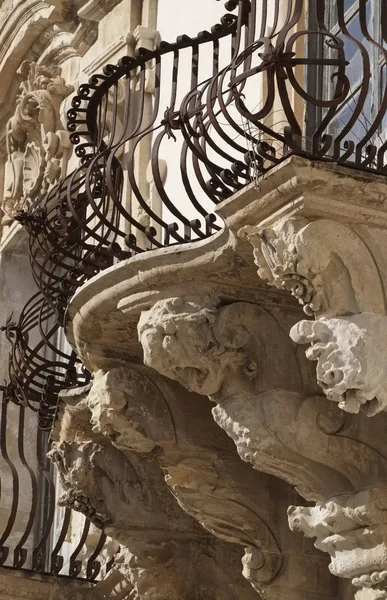 Italie, Sicile, Scicli (province de Raguse), façade baroque du palais Beneventano, balcons statues ornementales (XVIIIe siècle a.C. .) — Photo