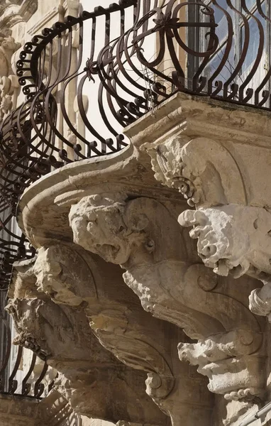 Italia, Sicilia, Scicli (provincia de Ragusa), la fachada barroca del palacio de Beneventano, balcones estatuas ornamentales (siglo XVIII a.C. .) —  Fotos de Stock