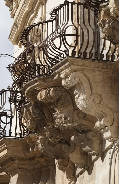 Italy, Sicily, Scicli (Ragusa province), the Baroque Beneventano Palace facade, balconies ornamental statues (18th Century a.C.) — Stock Photo, Image