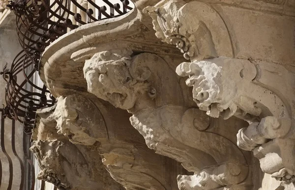 Italia, Sicilia, Scicli (Ragusa), facciata barocca del Palazzo Beneventano, balconi statue ornamentali (XVIII secolo a.C. .) — Foto Stock