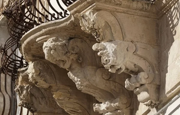 Italien, sizilien, scicli (ragusa provinz), barocke fassade des palastes beneventano, balkone ornamentale statuen (18. jahrhundert n.c..) — Stockfoto