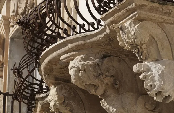 Italy, Sicily, Scicli (Ragusa province), the Baroque Beneventano Palace facade, balconies ornamental statues (18th Century a.C.) — Stock Photo, Image