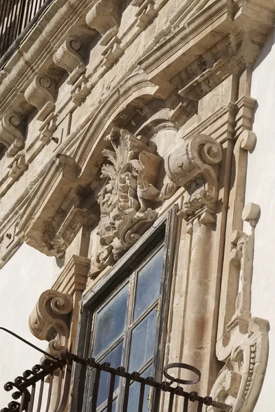 Itália, Sicília, Scicli (província de Ragusa), a fachada barroca do Palácio Beneventano com estátuas ornamentais (século XVIII a.C.) — Fotografia de Stock