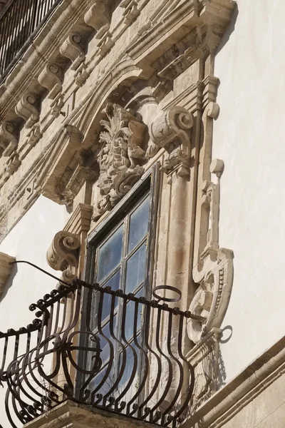 Italy, Sicily, Scicli (Ragusa province), the Baroque Beneventano Palace facade with ornamental statues (18th Century a.C.) — Stock Photo, Image