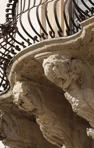 Italie, Sicile, Scicli (province de Raguse), façade baroque du palais Beneventano, statues ornementales de balcon (XVIIIe siècle a.C. .) — Photo