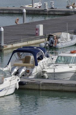 İtalya, Sicilya, Akdeniz, Marina di Ragusa; 10 Nisan 2017, tekneler ve Lüks Yatlar port - Editörden