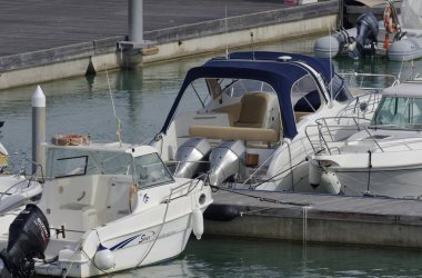 İtalya, Sicilya, Akdeniz, Marina di Ragusa; 10 Nisan 2017, tekneler ve Lüks Yatlar port - Editörden