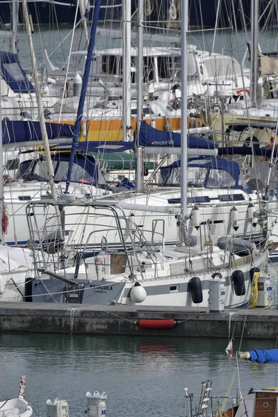 Italia, Sicilia, Mar Mediterráneo, Marina di Ragusa; 10 Abril 2017, yates de lujo en el puerto - EDITORIAL —  Fotos de Stock