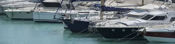 Włochy, Sycylia, Morze Śródziemne, Marina di Ragusa; 13 kwietnia 2017, luksusowe jachty w porcie - Redakcja — Zdjęcie stockowe