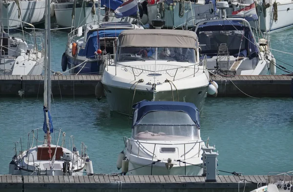 Itália, Sicília, Mar Mediterrâneo, Marina di Ragusa; 13 Abril 2017, barcos e iates de luxo no porto - EDITORIAL — Fotografia de Stock