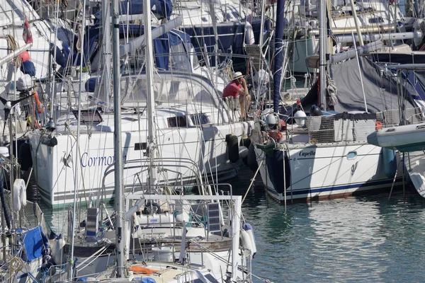 Olaszország, Szicília, Földközi-tenger, Marina di Ragusa; 2017. április 13., luxus jacht kikötő - szerkesztőség — Stock Fotó