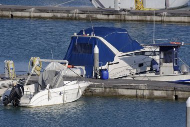 İtalya, Sicilya, Akdeniz, Marina di Ragusa; 14 Nisan 2017, tekneler ve Lüks Yatlar port - Editörden