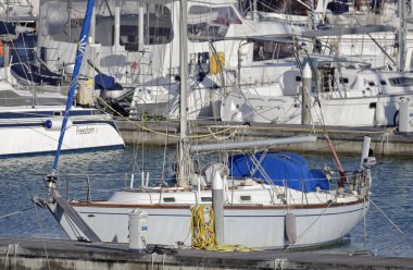 İtalya, Sicilya, Akdeniz, Marina di Ragusa; 14 Nisan 2017, Lüks Yatlar port - Editörden