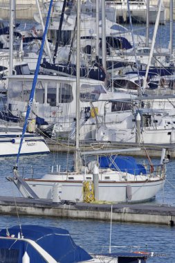 İtalya, Sicilya, Akdeniz, Marina di Ragusa; 14 Nisan 2017, Lüks Yatlar port - Editörden