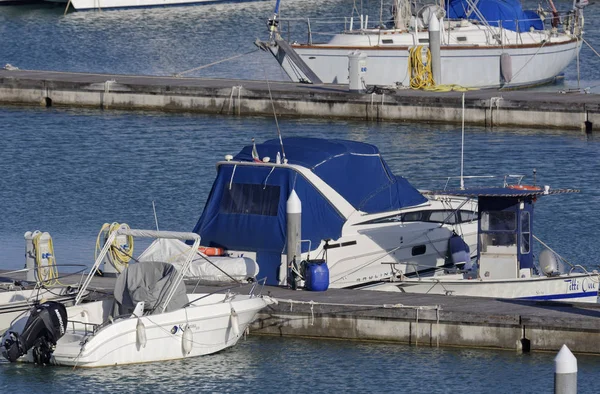 Italie, Sicile, Méditerranée, Marina di Ragusa ; 14 avril 2017, bateaux et yachts de luxe dans le port - EDITORIAL — Photo