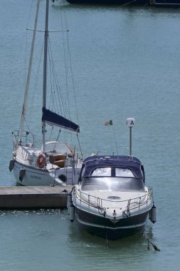 İtalya, Sicilya, Akdeniz, Marina di Ragusa; 15 Nisan 2017, Lüks Yatlar port - Editörden