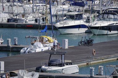 İtalya, Sicilya, Akdeniz, Marina di Ragusa; 15 Nisan 2017, tekneler ve Lüks Yatlar port - Editörden