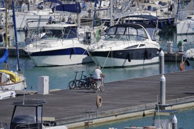 İtalya, Sicilya, Akdeniz, Marina di Ragusa; 15 Nisan 2017, tekneler ve Lüks Yatlar port - Editörden