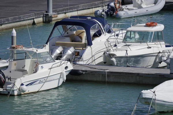 Italia, Sicilia, Mediterraneo, Marina di Ragusa; 15 aprile 2017, barche e yacht di lusso in porto - EDITORIALE — Foto Stock