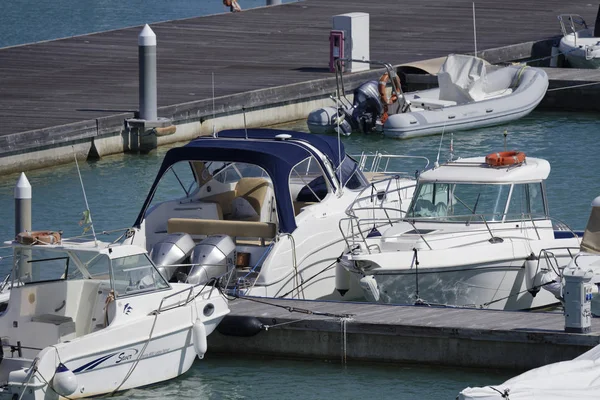 Italie, Sicile, Méditerranée, Marina di Ragusa ; 15 avril 2017, bateaux et yachts de luxe dans le port - EDITORIAL — Photo