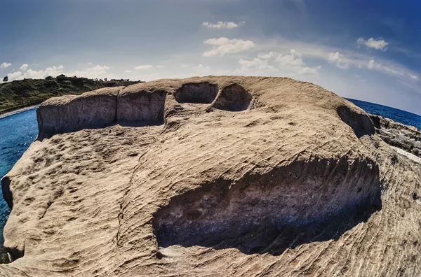 Italië, Calabrië, Tyrrheense Zee, briatico (vibo valentia provincie), st. irene rock, gebruikt door de Romeinen als vis vasks (murenario) - film scannen — Stockfoto