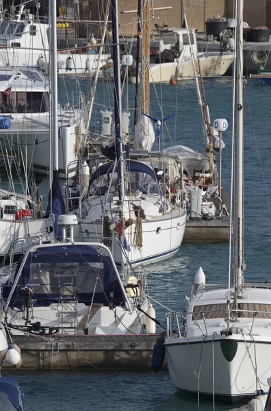 Itália, Sicília, Mar Mediterrâneo, Marina di Ragusa; 16 Abril 2017, barcos e iates de luxo no porto - EDITORIAL — Fotografia de Stock