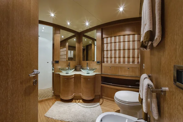 Italie, Fiumicino (Rome), yacht de luxe, salle de bain principale — Photo