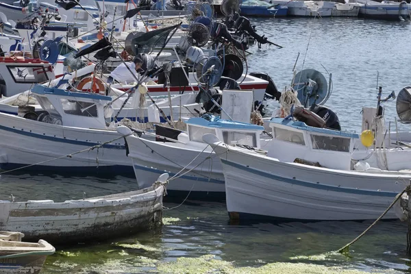 Italia, Sicilia, Scoglitti (provincia di Ragusa); 19 aprile 2017, pescherecci siciliani in legno nel porto - EDITORIALE — Foto Stock